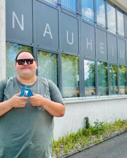 Naumer sein ist einfach schön 💚

Kreativ, engagiert, miteinander und immer wieder mit kleinen Ideen, die unseren Ort ein bisschen schöner machen.

Heute hat NaumStein – Nauheims bunte Steine zur 5. Nauheimer Steinschlange eingeladen 🪨🎨 Dieses Mal wieder für einen richtig guten Zweck: Die Erlöse gehen an Projekte unserer Kinder- und Jugendfeuerwehr 🚒

Ich mag solche Aktionen einfach. Menschen kommen zusammen, haben eine schöne Zeit und tun nebenbei noch etwas Gutes. Genau dieses Miteinander macht Nauheim für mich aus. Und macht mich einfach glücklich ☀️

Und wenn man dann auch noch einen NaumStein mit unserem Nauheimer Wappen entdeckt, musste ich als "Erster Bürger" natürlich zugreifen und die liebe @albo2410 hat den Moment festgehalten 😄💚

Ich lebe einfach gerne hier 🥰

Danke an NaumStein und alle, die Nauheim mit ihren Ideen, ihrem Engagement und ihrer Kreativität immer wieder ein bisschen bunter und lebenswerter machen 🌈