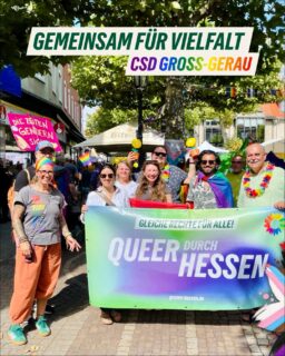 🌈 Gemeinsam für Vielfalt – gemeinsam für Sichtbarkeit.

Was für ein schöner, bunter und vor allem verbindender CSD in Groß-Gerau! 💚

Gemeinsam sind wir durch die Straßen gezogen, haben gefeiert, gelacht, Seifenblasen gemacht, Sticker und Bändchen verteilt und gezeigt: Queeres Leben gehört zu unserem Kreis. Queere Menschen gehören selbstverständlich zu unserer Gesellschaft – sichtbar, selbstbestimmt und gleichberechtigt.

Diese Sichtbarkeit ist wichtig.

Denn Pride bedeutet nicht nur Regenbogenfarben, gute Musik und ausgelassene Stimmung. Noch immer erleben queere Menschen Anfeindungen, Bedrohungen und Gewalt. Noch immer gibt es Menschen, die sich nicht trauen, offen zu zeigen, wen sie lieben oder wer sie sind. Die Angst vor Ablehnung, Ausgrenzung oder sogar Übergriffen gehört für Teile der Community weiterhin zum Alltag.

Gerade deshalb bedeutet ein CSD für mich auch: Wir stehen zusammen.

Solidarität heißt, füreinander einzustehen – besonders dann, wenn man selbst nicht betroffen ist. Hinzuschauen, wenn andere angegriffen werden. Laut zu werden, wenn Menschen ausgegrenzt werden. Und gemeinsam Räume zu schaffen, in denen niemand Angst haben muss, einfach er*sie selbst zu sein.

Der CSD in Groß-Gerau hat für mich wieder gezeigt, wie viel Kraft darin liegt, wenn Menschen zusammenkommen und sagen:

Ihr seid hier willkommen.
Ihr seid ein Teil von uns.
Ihr gehört dazu. 🏳️‍🌈🏳️‍⚧️

Danke an alle, die diesen Tag möglich gemacht haben, an alle, die mit uns auf der Straße waren, und besonders an diejenigen, die sich das ganze Jahr über für die queere Community einsetzen. 💚

Lasst uns diese Solidarität mitnehmen – über den CSD hinaus und hinein in unseren Alltag.

Denn Vielfalt braucht Sichtbarkeit.
Sichtbarkeit braucht Sicherheit.
Und eine offene Gesellschaft braucht Menschen, die füreinander einstehen.

🌈 Für Liebe. Für Respekt. Für Solidarität.