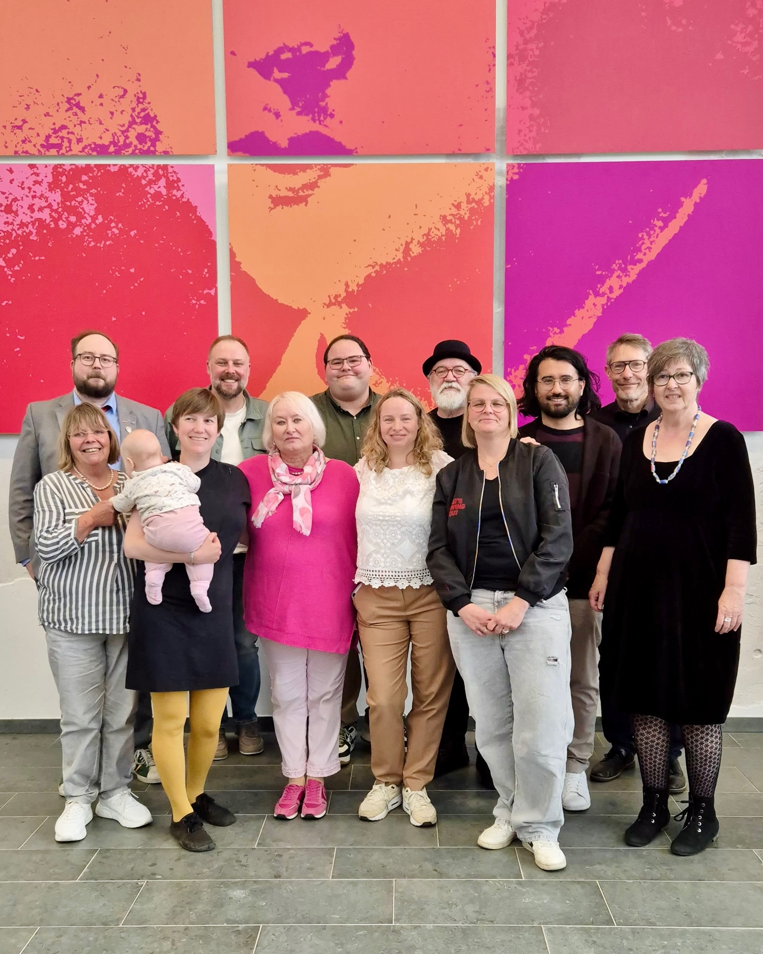 Ich freue mich sehr darauf, gemeinsam mit dieser Fraktion, mit Doro und Christian im Kreisausschuss sowie mit Adil als Erstem Beigeordneten und unserer wundervollen Geschäftsführung Ann Katrin die Politik im Kreis Groß-Gerau auch in den kommenden fünf Jahren weiter gestalten zu dürfen. 💚

Mit der Konstituierung des Kreistags am 04.05. beginnt die neue Wahlperiode 2026–2031 – und ich bin motiviert, mich weiterhin im Jugendhilfeausschuss sowie im Umwelt- und Regionalausschuss für die Menschen im Kreis Groß-Gerau einzusetzen.

Das Ergebnis der Kommunalwahl im März hat gezeigt: Progressive Politik hat im Kreis weiterhin eine Mehrheit. Deshalb freue ich mich besonders, dass die Koalition aus SPD, GRÜNEN und LINKEN fortgeführt werden kann. Gemeinsam wollen wir weiter daran arbeiten, soziale Gerechtigkeit, nachhaltige Entwicklung und gute Bildung für alle Kinder und Jugendlichen im Kreis zu stärken. Gerade in schwierigen Zeiten braucht es den Mut, Zukunft zu gestalten, statt sich in aussichtslosen Spardebatten zu verlieren.

Vielen Dank für das Vertrauen bei der Kommunalwahl und für die vielen Gespräche, die Unterstützung und den Rückhalt. Ich freue mich auf die weitere Zusammenarbeit und auf die kommenden Jahre! 💚
