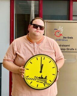 🚨 Kommunen am Limit 🚨

Heute beteiligen sich Städte, Gemeinden und Landkreise bundesweit am Aktionstag #KommunenAmLimit.

Die finanzielle Lage unserer Kommunen ist dramatisch: Immer mehr Aufgaben werden von Bund und Ländern übertragen, während die notwendige Finanzierung ausbleibt. Das kommunale Defizit lag 2025 bundesweit bei rund 30 Milliarden Euro – ein historischer Höchststand, Tendenz steigend. 
Der Handlungsspielraum von Kommunalpolitiker*innen geht gegen Null und das muss sich ändern. Endlose Spardebatten und Diskussionen über Steuererhöhungen in den Kommunen dürfen nicht zum Kern kommunaler Politik werden. Das gefährdet letztlich auch das Vertrauen in unsere Demokratie.

Die Folgen spüren die Menschen direkt vor Ort: bei Schulen und Kitas, im ÖPNV, bei Sport- und Kulturangeboten sowie bei dringend notwendigen Investitionen.

Deshalb ist klar: Wer bestellt, muss auch bezahlen. Bund und Länder müssen die Kommunen endlich finanziell so ausstatten, dass sie ihre Aufgaben erfüllen und ihre Zukunft gestalten können.

Es braucht: 
➡️ Eine vollständige Beseitigung des kommunalen Finanzierungsdefizits
➡️ Eine faire und dauerhafte Beteiligung der Kommunen an den Steuereinnahmen
➡️ Die konsequente Umsetzung des Grundsatzes: „Wer bestellt, bezahlt.“

Bund und Länder müssen endlich handeln. Denn starke Kommunen sind die Grundlage eines funktionierenden Staates – und einer lebenswerten Heimat für alle.