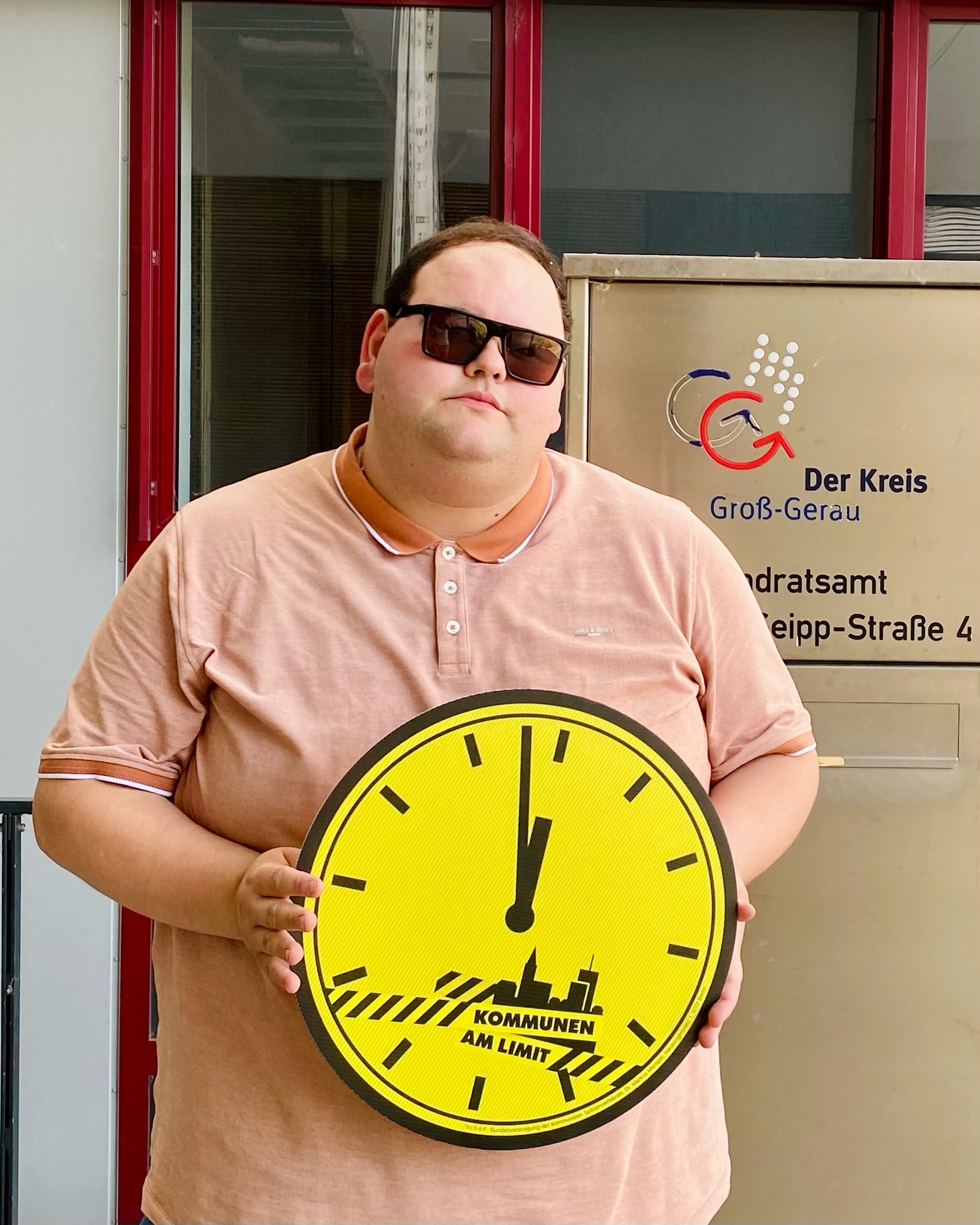 🚨 Kommunen am Limit 🚨

Heute beteiligen sich Städte, Gemeinden und Landkreise bundesweit am Aktionstag #KommunenAmLimit.

Die finanzielle Lage unserer Kommunen ist dramatisch: Immer mehr Aufgaben werden von Bund und Ländern übertragen, während die notwendige Finanzierung ausbleibt. Das kommunale Defizit lag 2025 bundesweit bei rund 30 Milliarden Euro – ein historischer Höchststand, Tendenz steigend. 
Der Handlungsspielraum von Kommunalpolitiker*innen geht gegen Null und das muss sich ändern. Endlose Spardebatten und Diskussionen über Steuererhöhungen in den Kommunen dürfen nicht zum Kern kommunaler Politik werden. Das gefährdet letztlich auch das Vertrauen in unsere Demokratie.

Die Folgen spüren die Menschen direkt vor Ort: bei Schulen und Kitas, im ÖPNV, bei Sport- und Kulturangeboten sowie bei dringend notwendigen Investitionen.

Deshalb ist klar: Wer bestellt, muss auch bezahlen. Bund und Länder müssen die Kommunen endlich finanziell so ausstatten, dass sie ihre Aufgaben erfüllen und ihre Zukunft gestalten können.

Es braucht: 
➡️ Eine vollständige Beseitigung des kommunalen Finanzierungsdefizits
➡️ Eine faire und dauerhafte Beteiligung der Kommunen an den Steuereinnahmen
➡️ Die konsequente Umsetzung des Grundsatzes: „Wer bestellt, bezahlt.“

Bund und Länder müssen endlich handeln. Denn starke Kommunen sind die Grundlage eines funktionierenden Staates – und einer lebenswerten Heimat für alle.